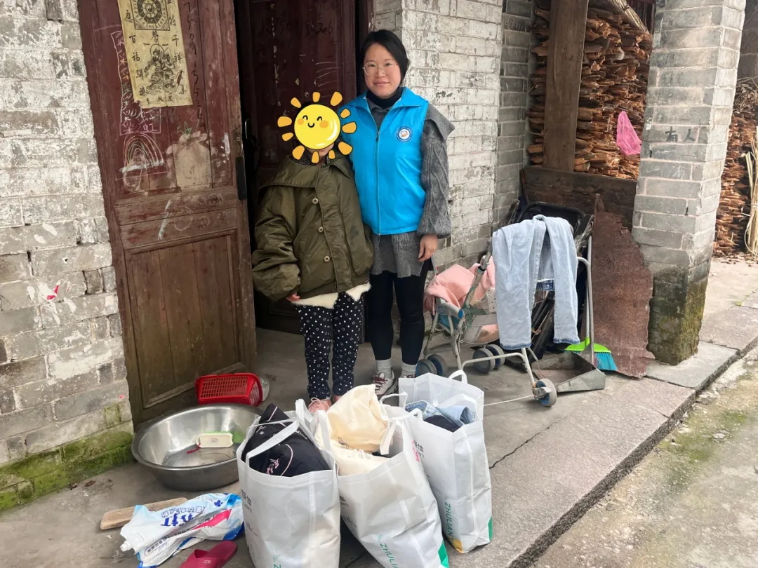 龙西乡社工站携手sunbet电气沈总举办了“向善而行，衣旧暖心“旧衣捐赠活动，