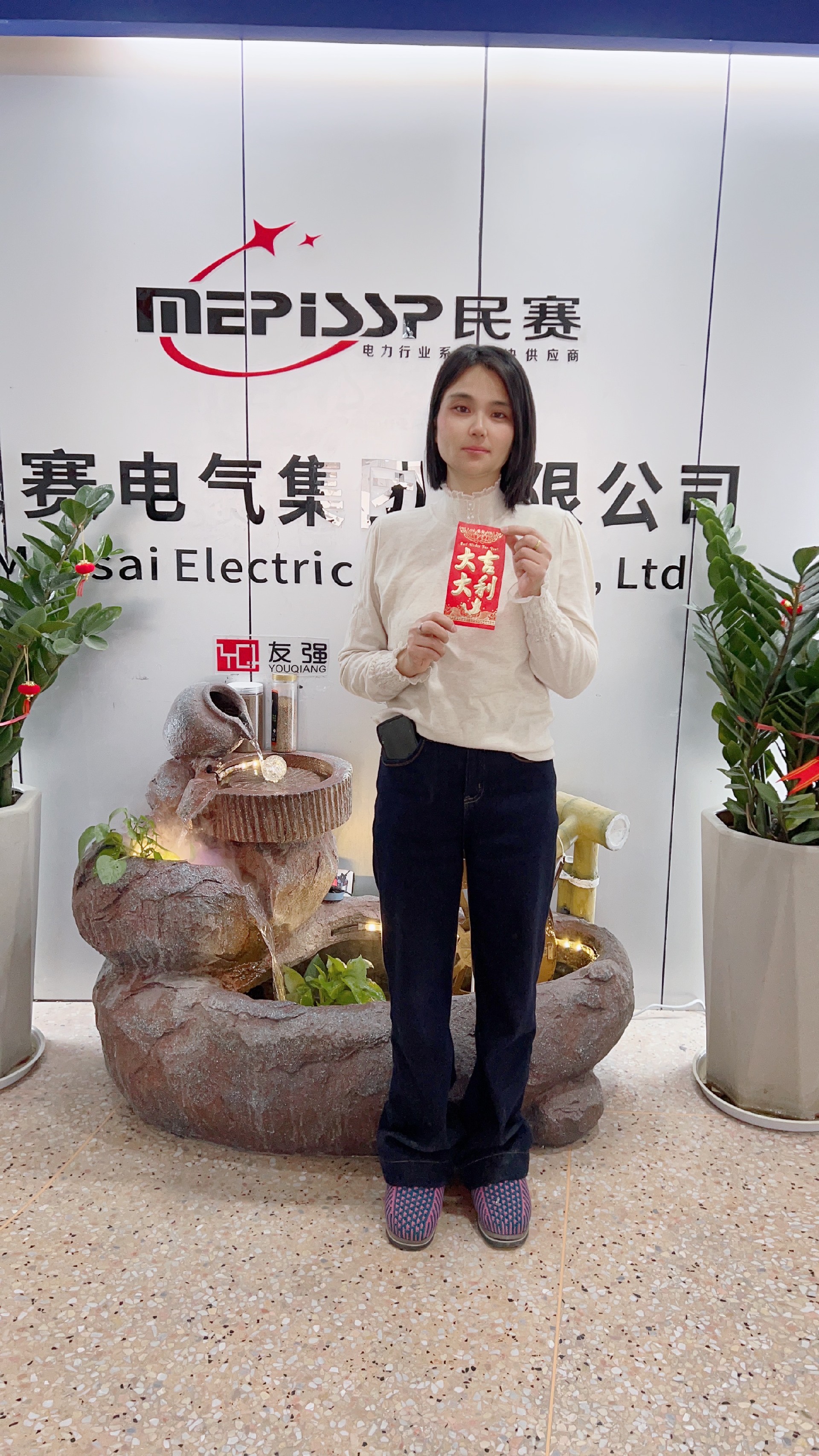 两位仓管兢兢业业，用心完成客户交代的每一份托福，经常工作到忘我的状态，今日是他俩的生日，愿身体健康，家庭幸福，开心快乐。